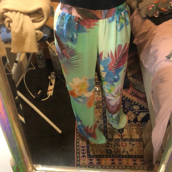 Funky beach pants with tropical flower pattern. - Picture 4 of 4
